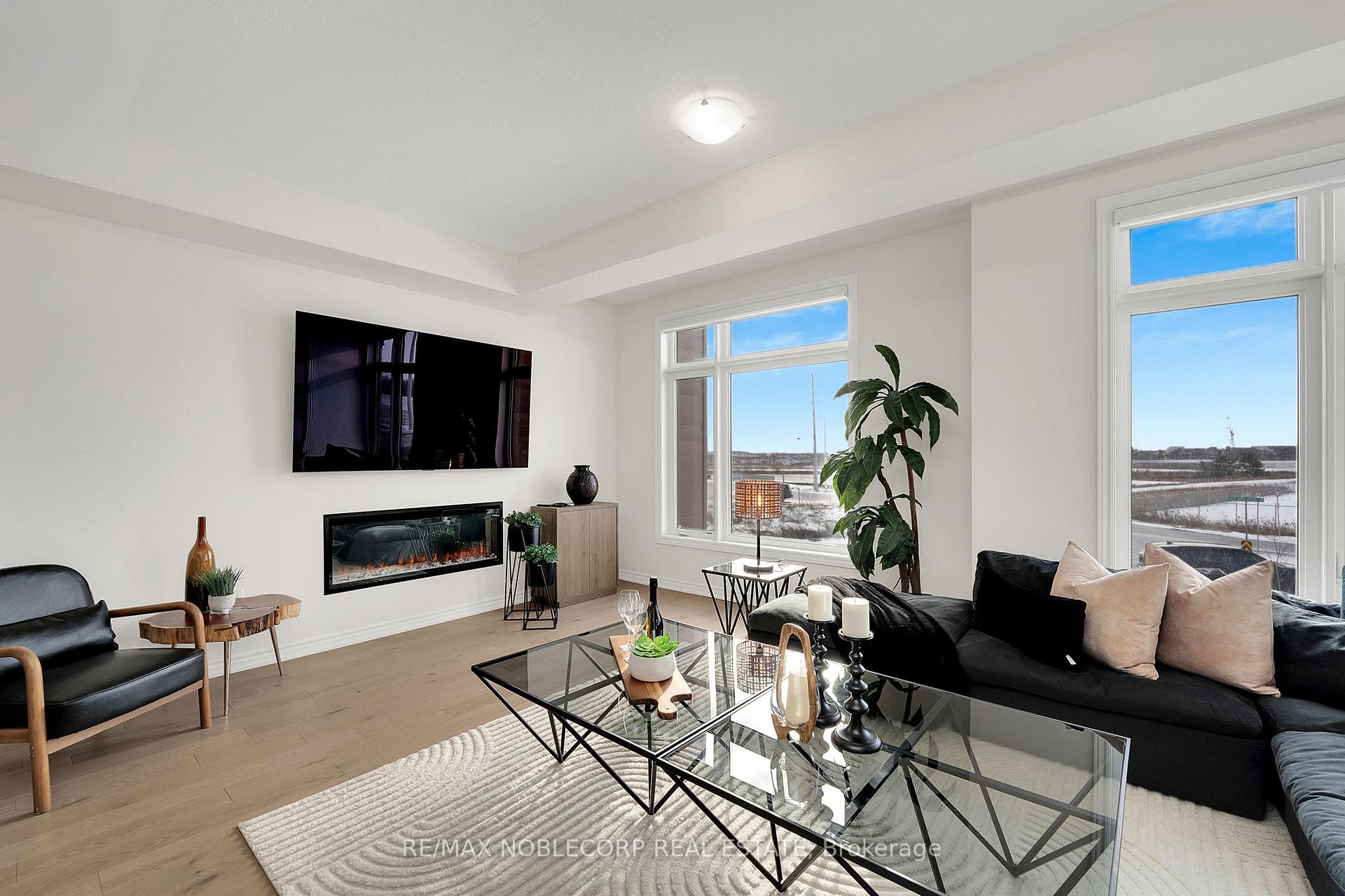 Photo 7 of 31 Holyrood Crescent, Vaughan, Kleinburg — HOMEH