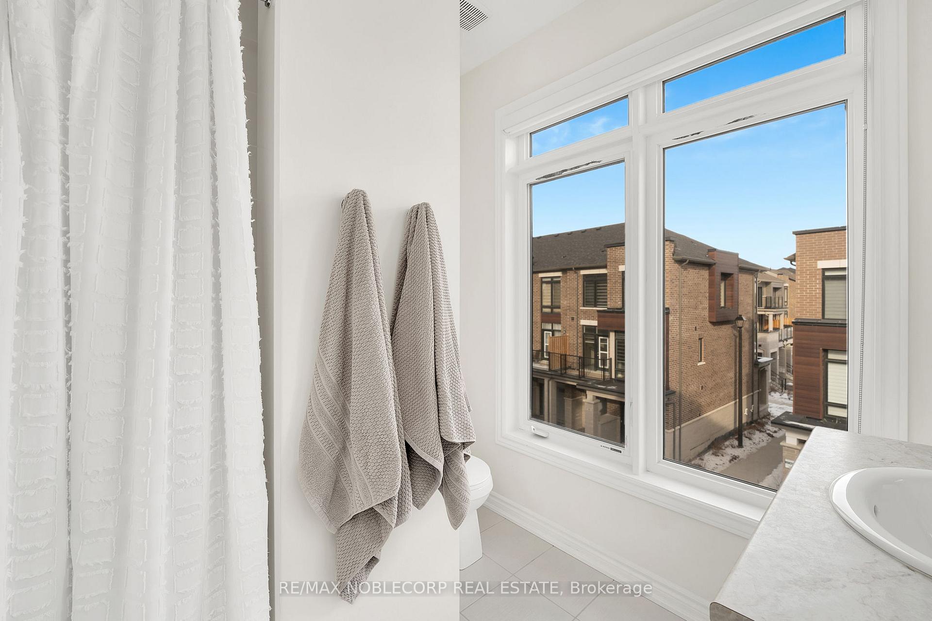 Photo 21 of 31 Holyrood Crescent, Vaughan, Kleinburg — HOMEH