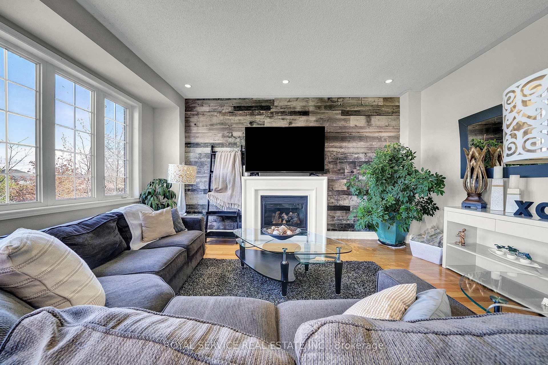 Photo 7 of 35 Alldread Crescent, Clarington, Newcastle — HOMEH