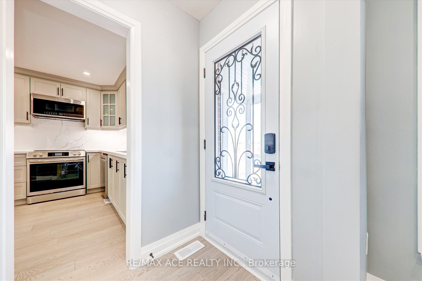 Photo 3 of 16 Roseglor Crescent, Scarborough, Bendale — HOMEH