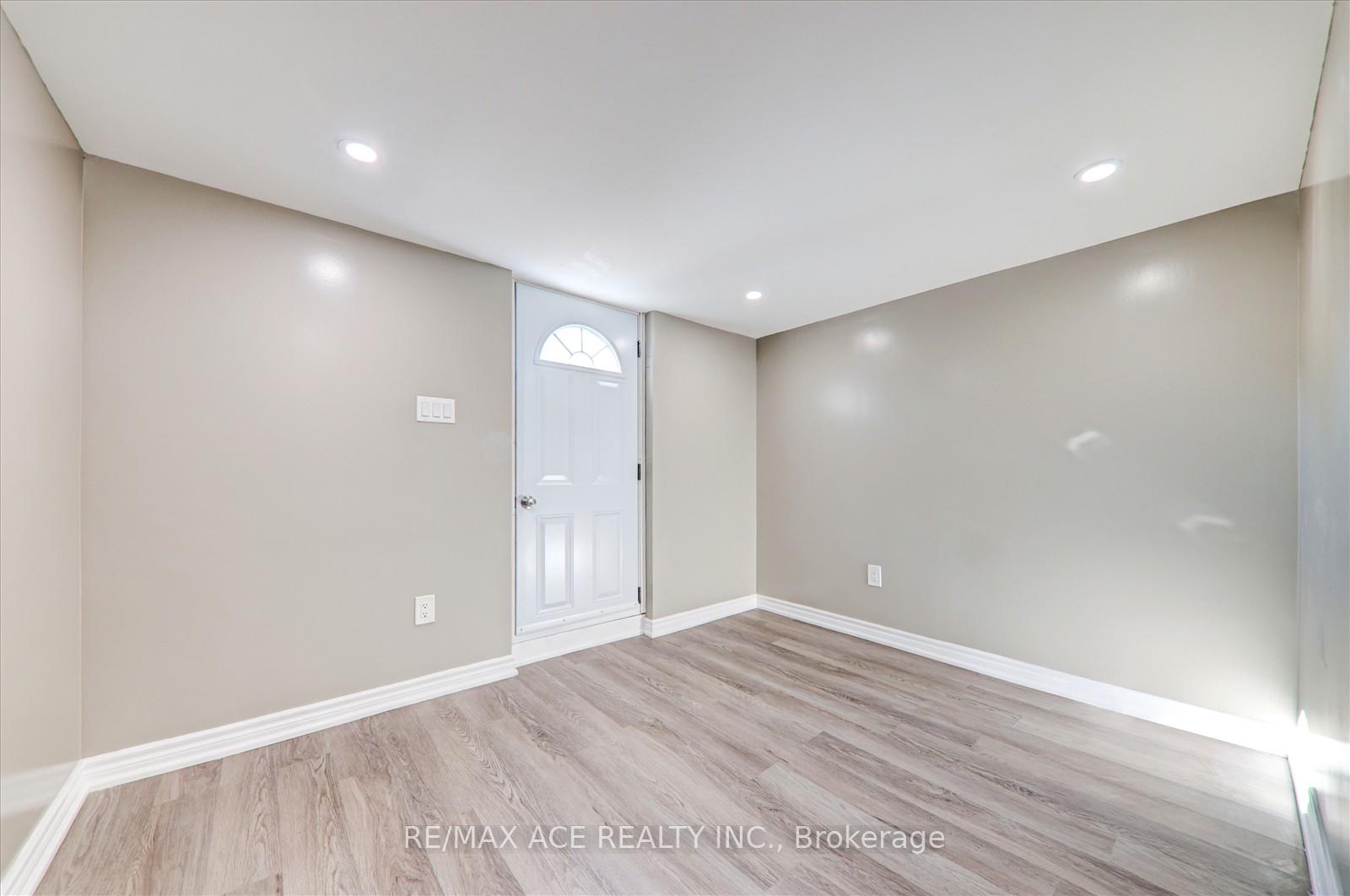 Photo 18 of 16 Roseglor Crescent, Scarborough, Bendale — HOMEH