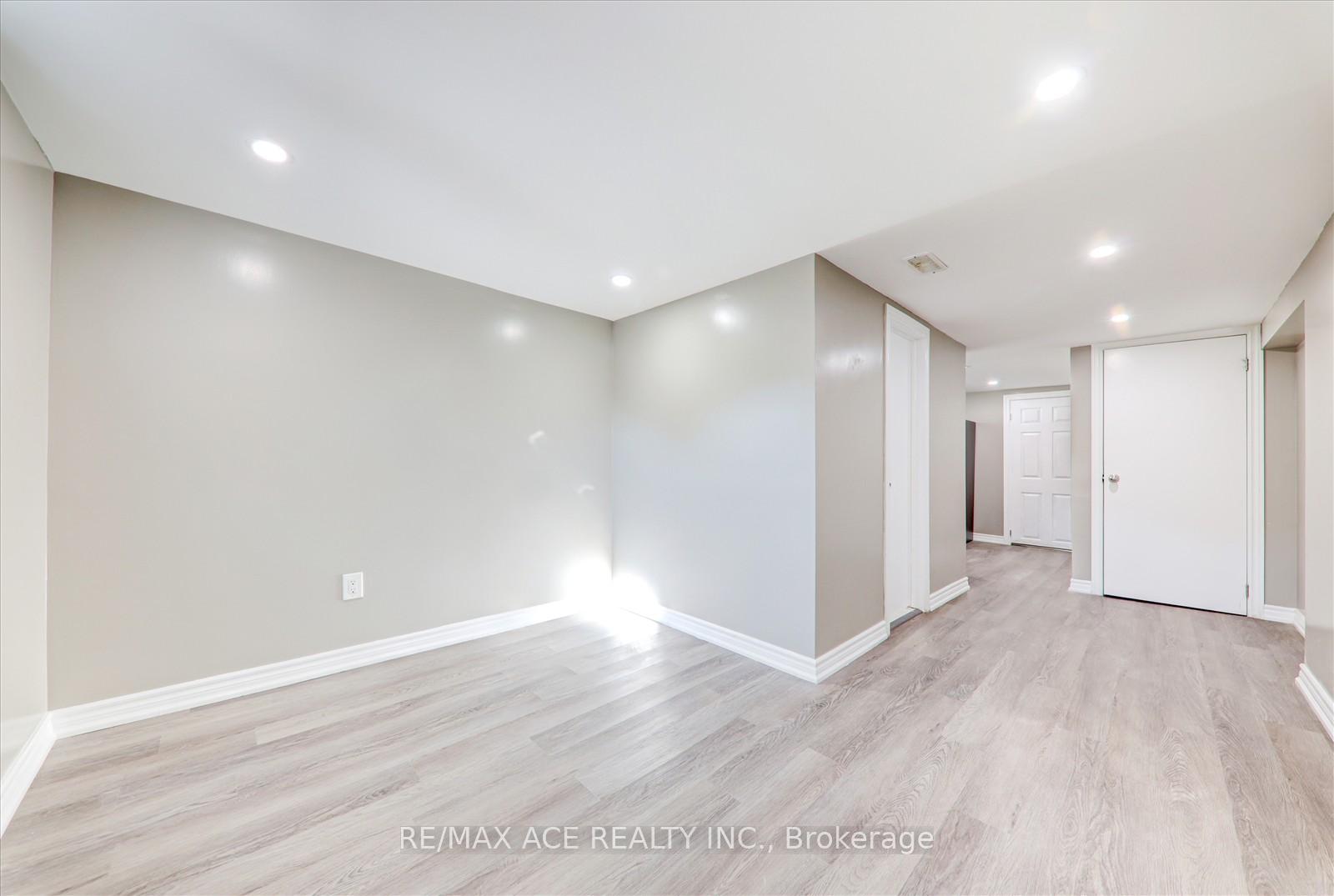Photo 27 of 16 Roseglor Crescent, Scarborough, Bendale — HOMEH