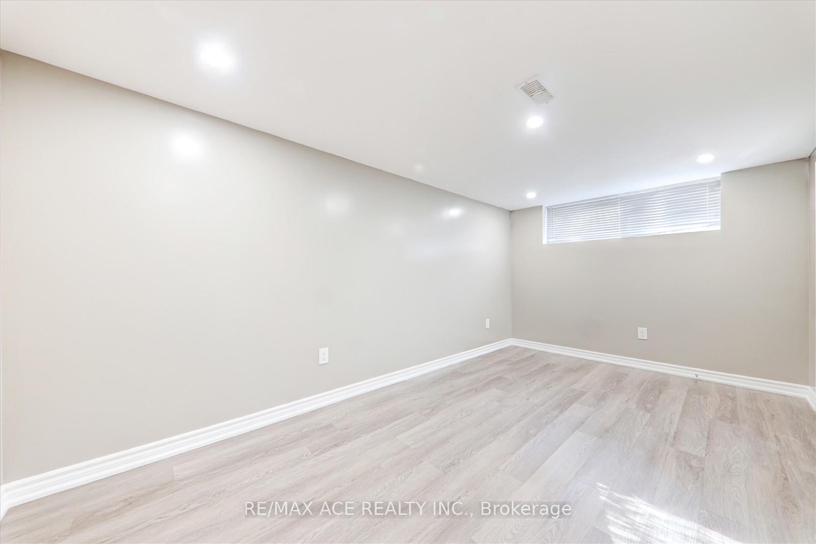 Photo 21 of 16 Roseglor Crescent, Scarborough, Bendale — HOMEH