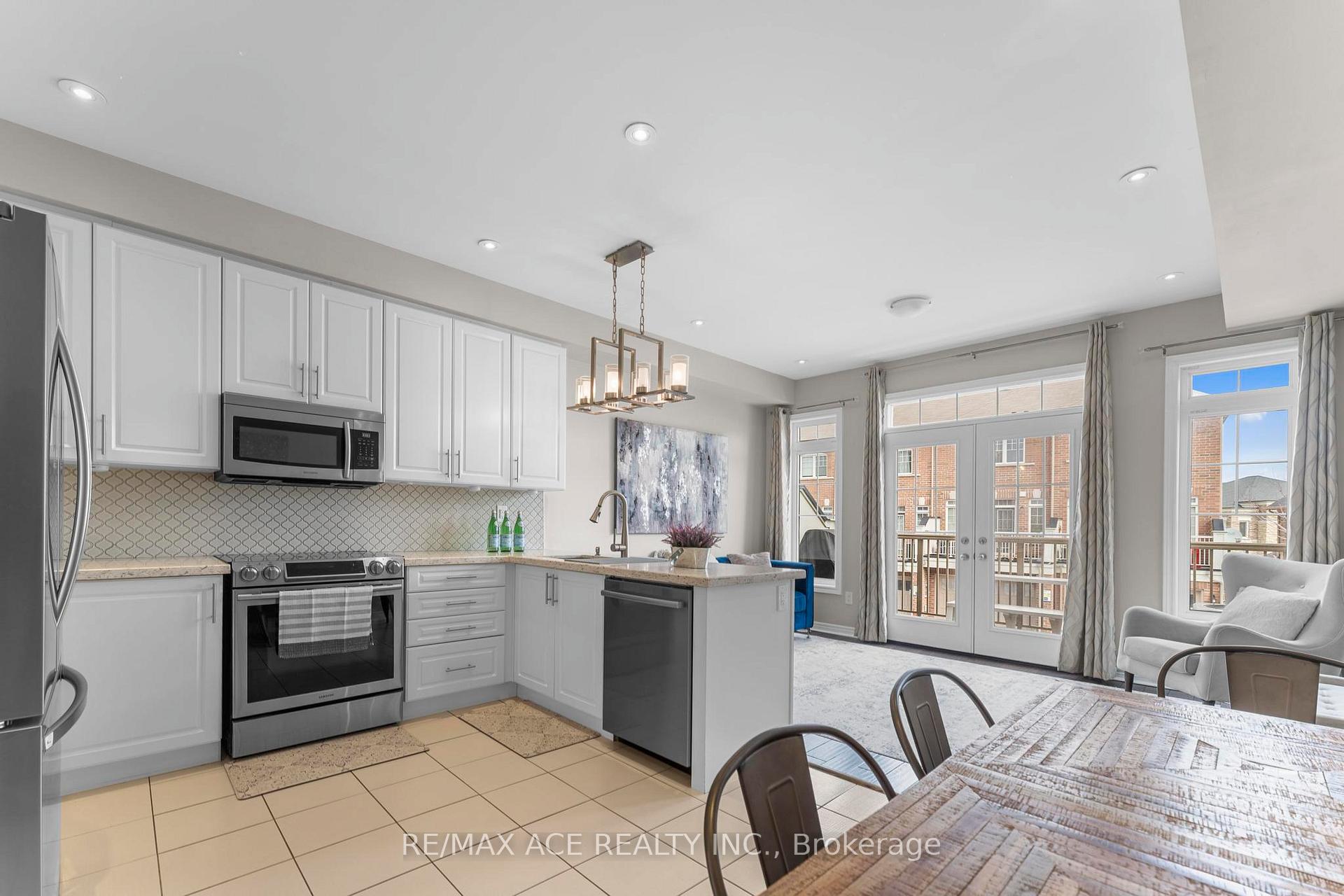 Photo 15 of 207 Dundas Way, Markham, Greensborough — HOMEH