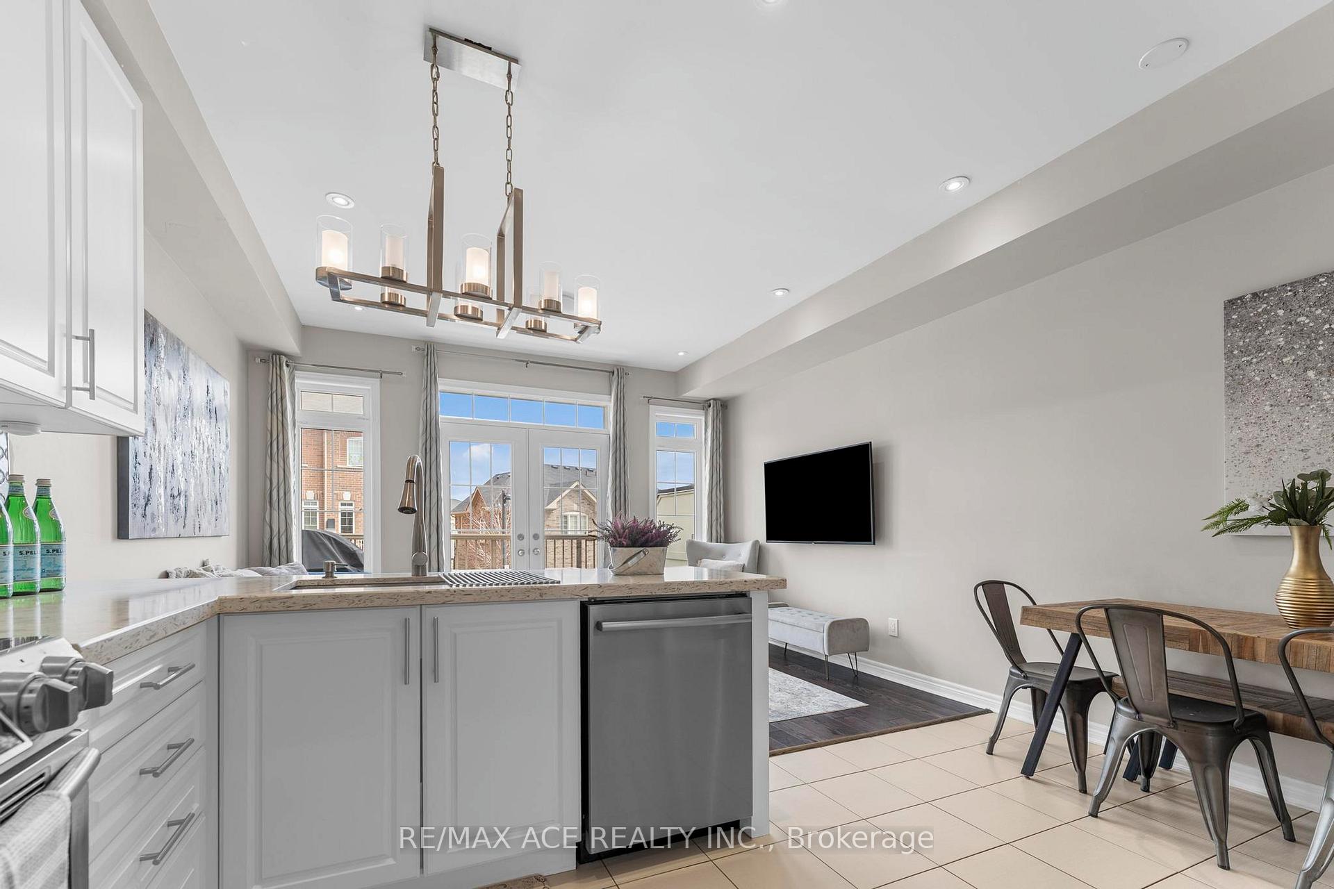 Photo 10 of 207 Dundas Way, Markham, Greensborough — HOMEH