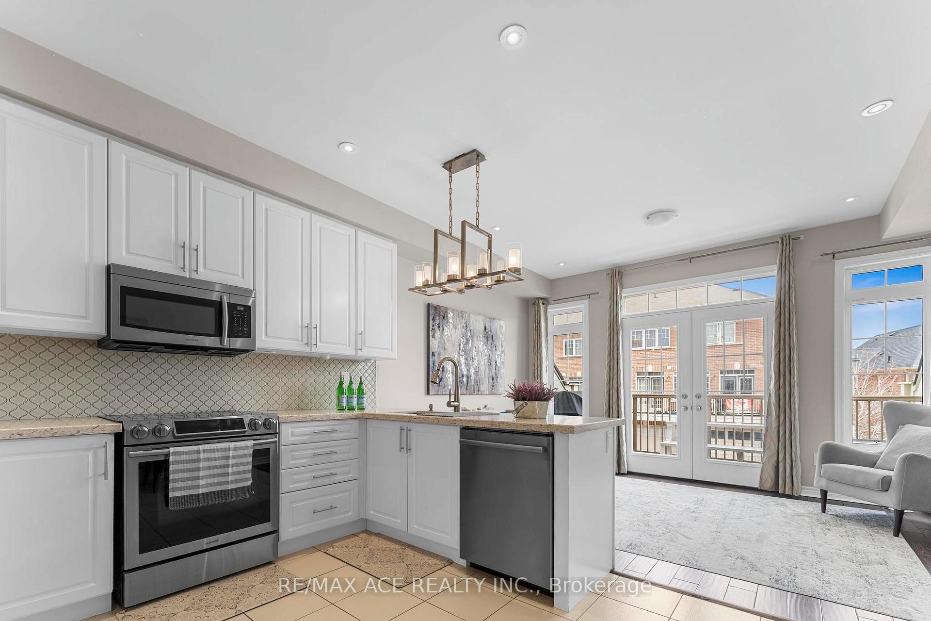 Photo 11 of 207 Dundas Way, Markham, Greensborough — HOMEH