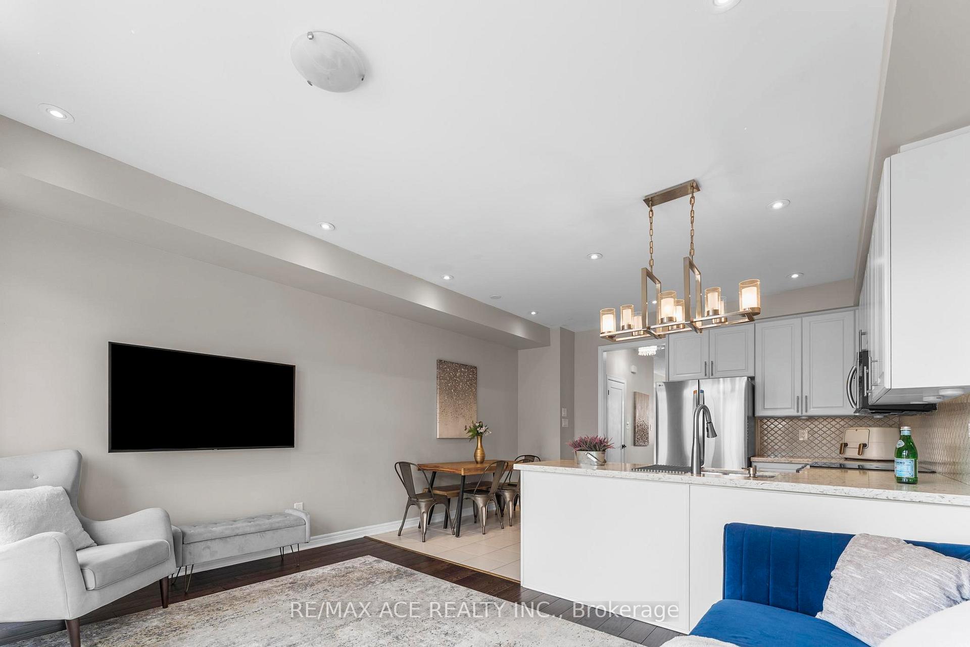Photo 16 of 207 Dundas Way, Markham, Greensborough — HOMEH
