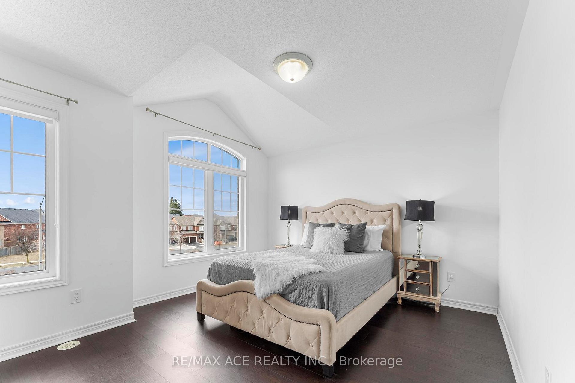 Photo 27 of 207 Dundas Way, Markham, Greensborough — HOMEH