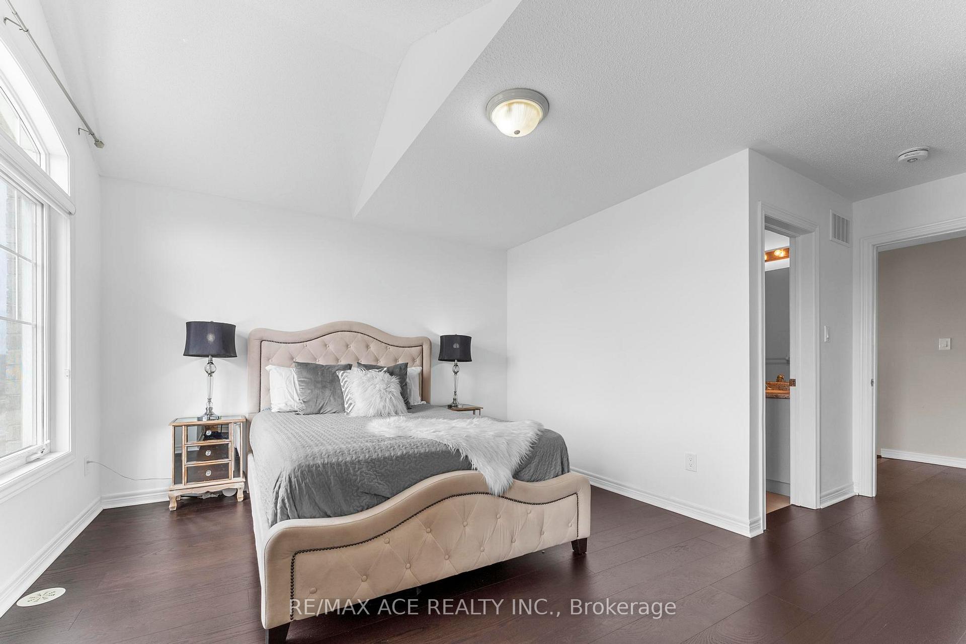 Photo 26 of 207 Dundas Way, Markham, Greensborough — HOMEH