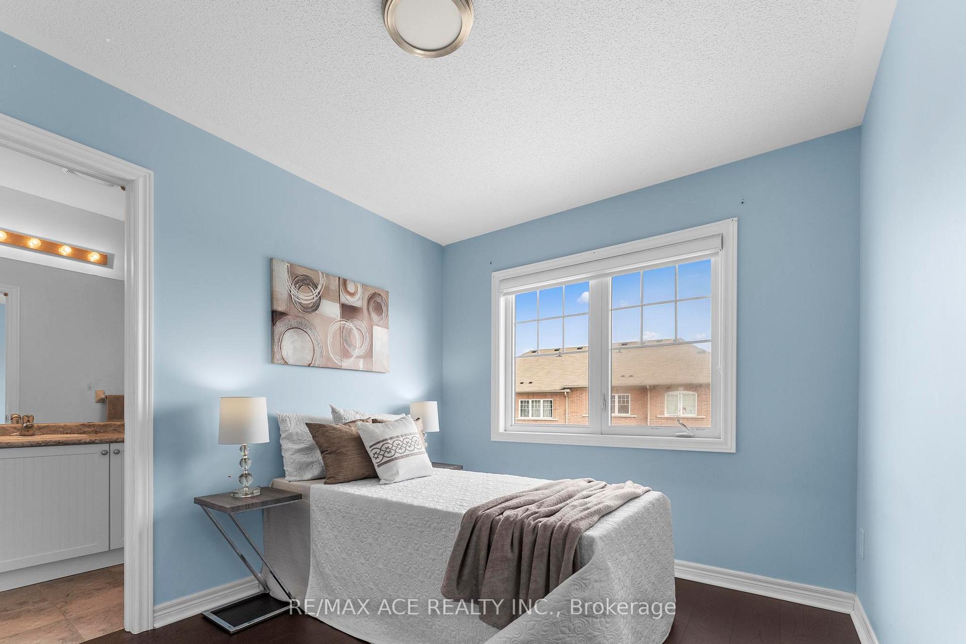 Photo 32 of 207 Dundas Way, Markham, Greensborough — HOMEH
