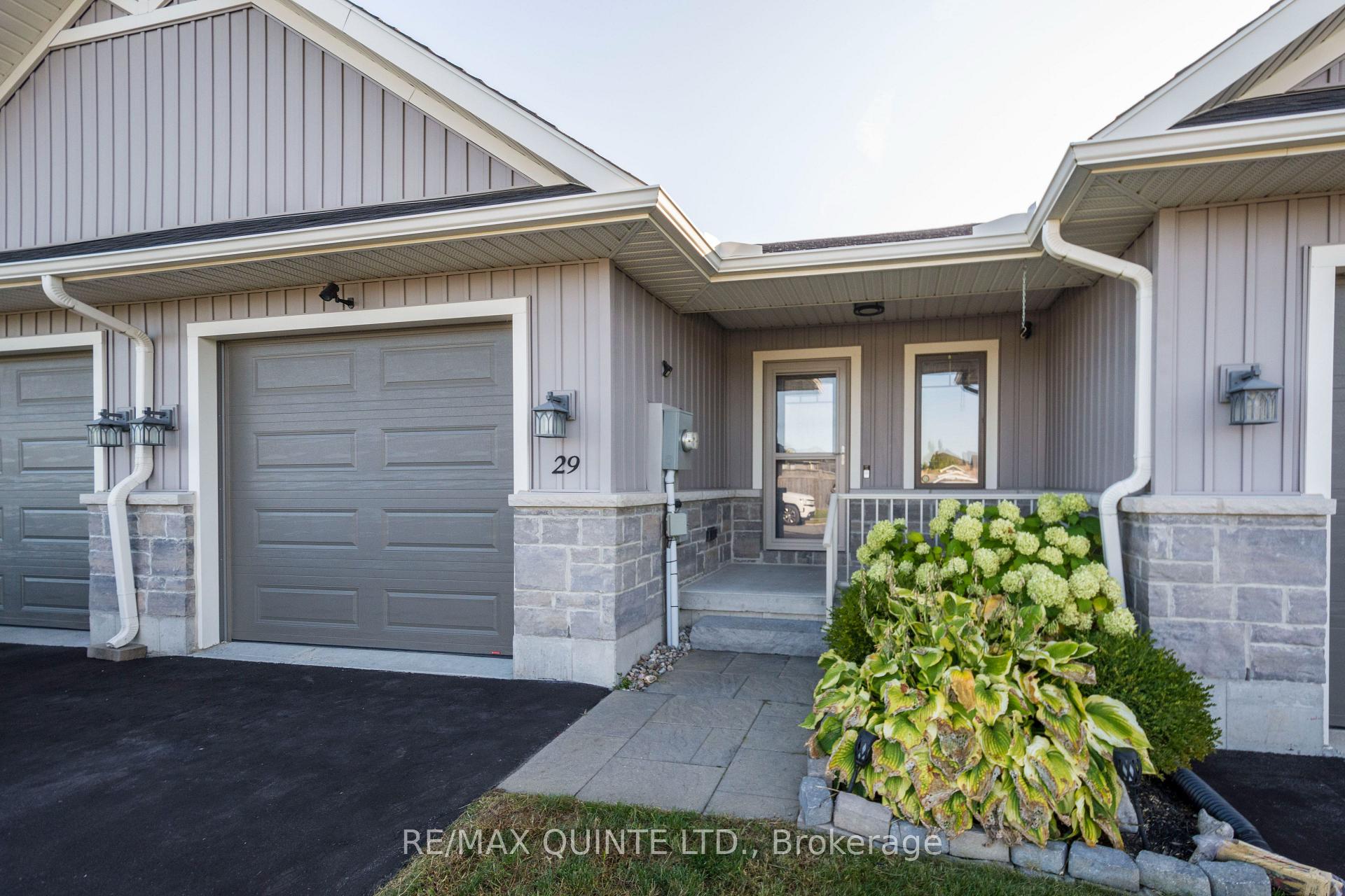 Photo 2 of 29 Glenview Crescent, Belleville, Belleville Ward — HOMEH