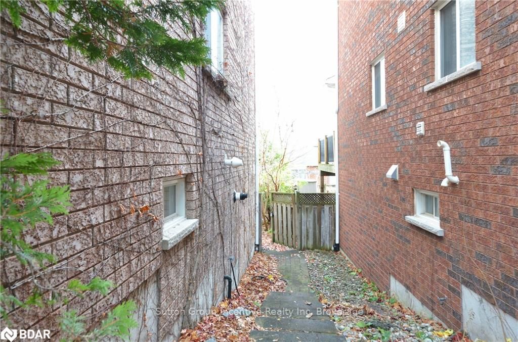 Photo 2 of Unit LOWER, 9 Brown Wood Drive, Barrie, Little Lake — HOMEH