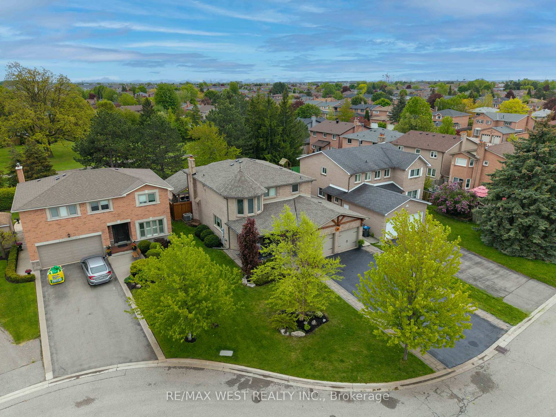 Photo 2 of 29 Sir Lancelot Court, Caledon, Bolton East — HOMEH