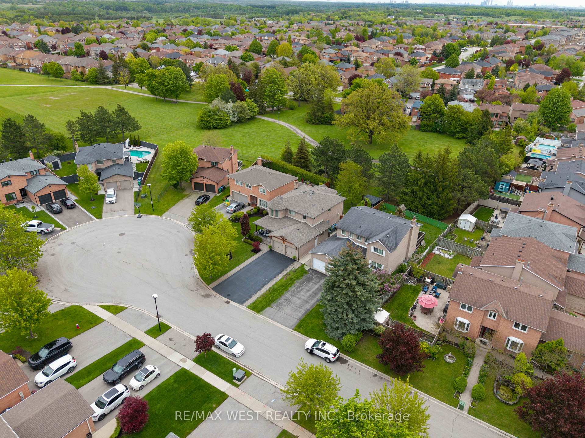 Photo 38 of 29 Sir Lancelot Court, Caledon, Bolton East — HOMEH