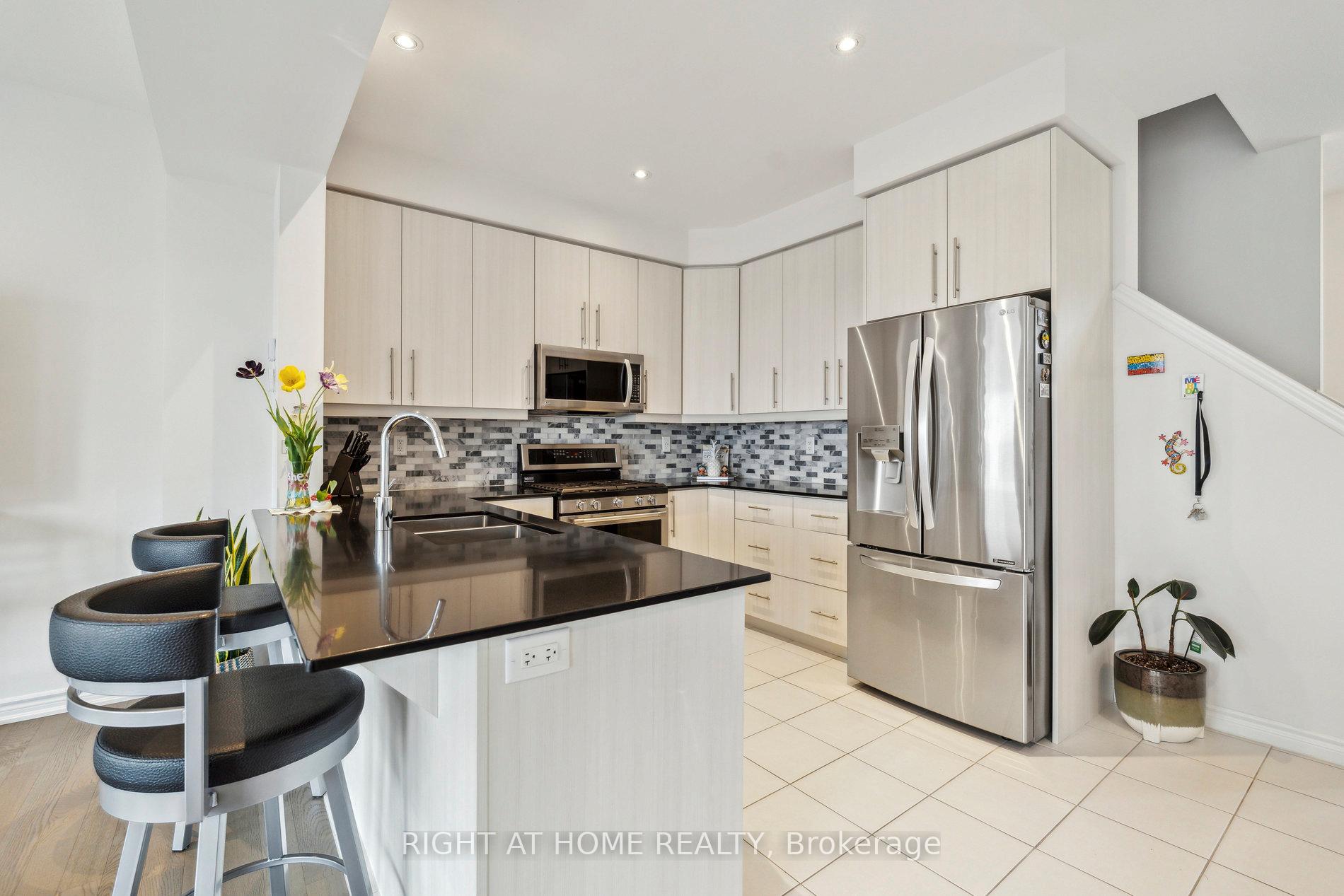 Photo 2 of 4025 Crown Street, Lincoln, Beamsville — HOMEH
