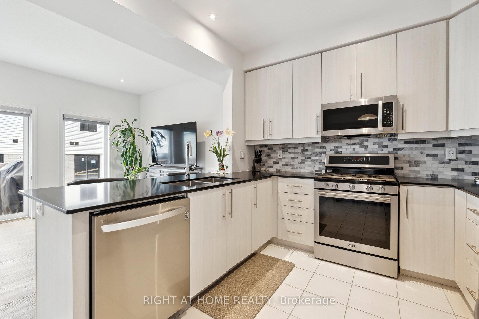 Photo 4 of 4025 Crown Street, Lincoln, Beamsville — HOMEH
