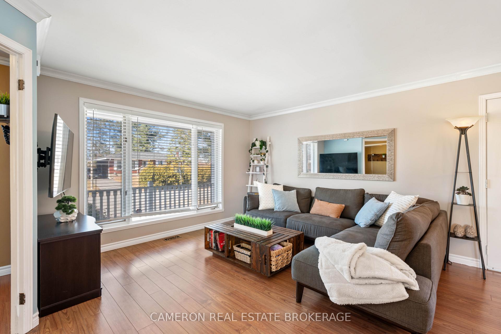 Photo 3 of 706 Hamilton Crescent, Cornwall — HOMEH
