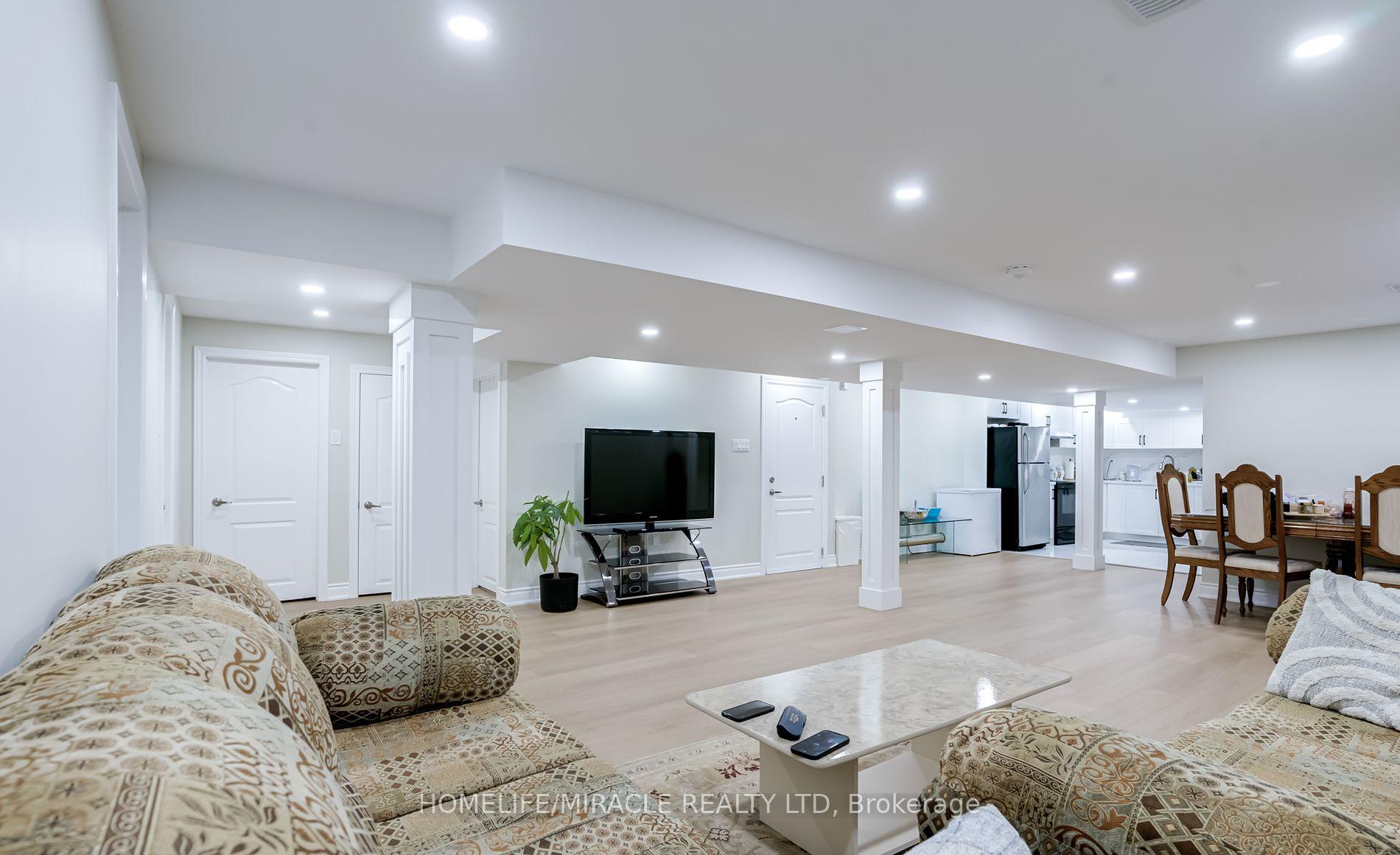 Photo 36 of 4 Lavallee Crescent, Brampton, Credit Valley — HOMEH