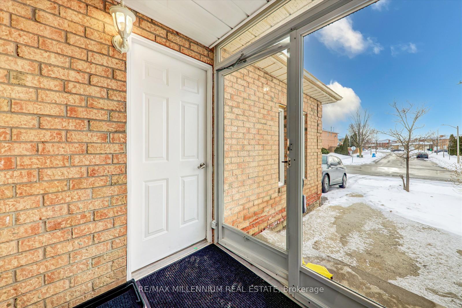 Photo 4 of 13 Ebby Avenue, Brampton, Heart Lake West — HOMEH