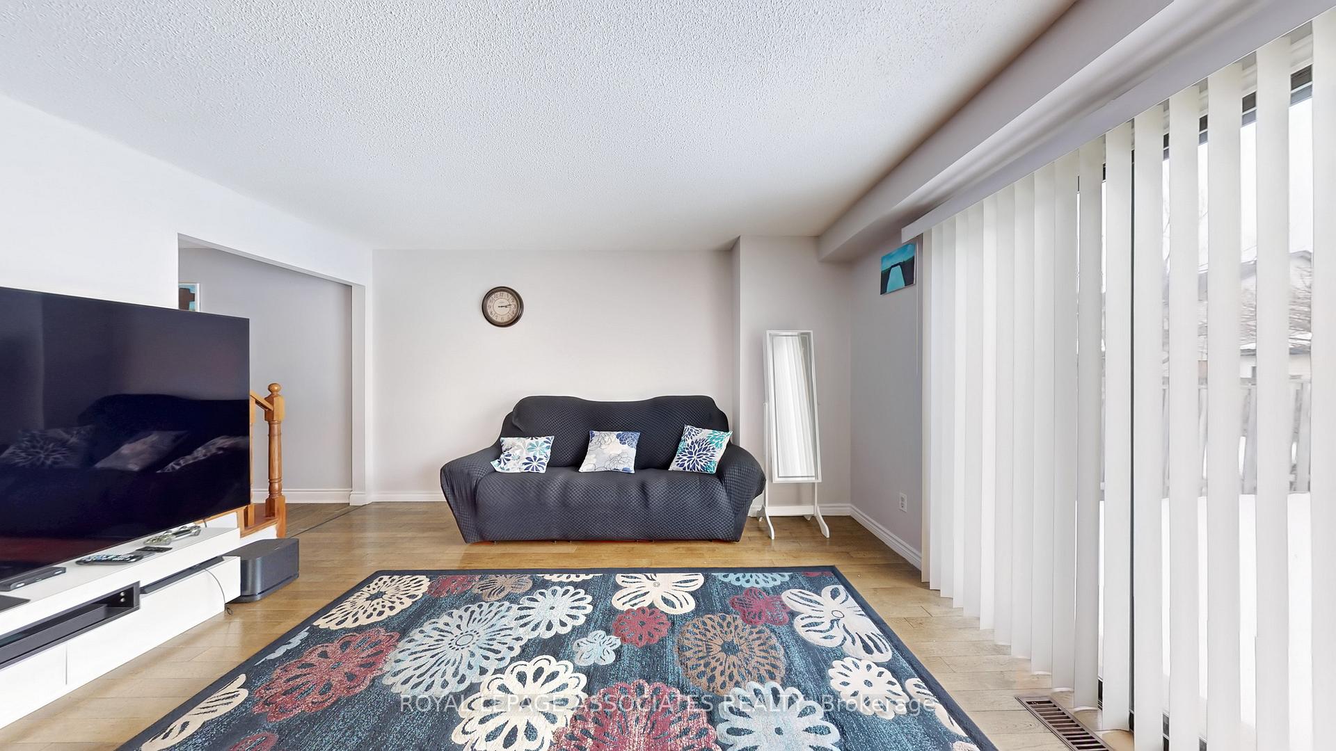 Photo 2 of 5 Rustywood Drive, Brampton, Fletcher's West — HOMEH