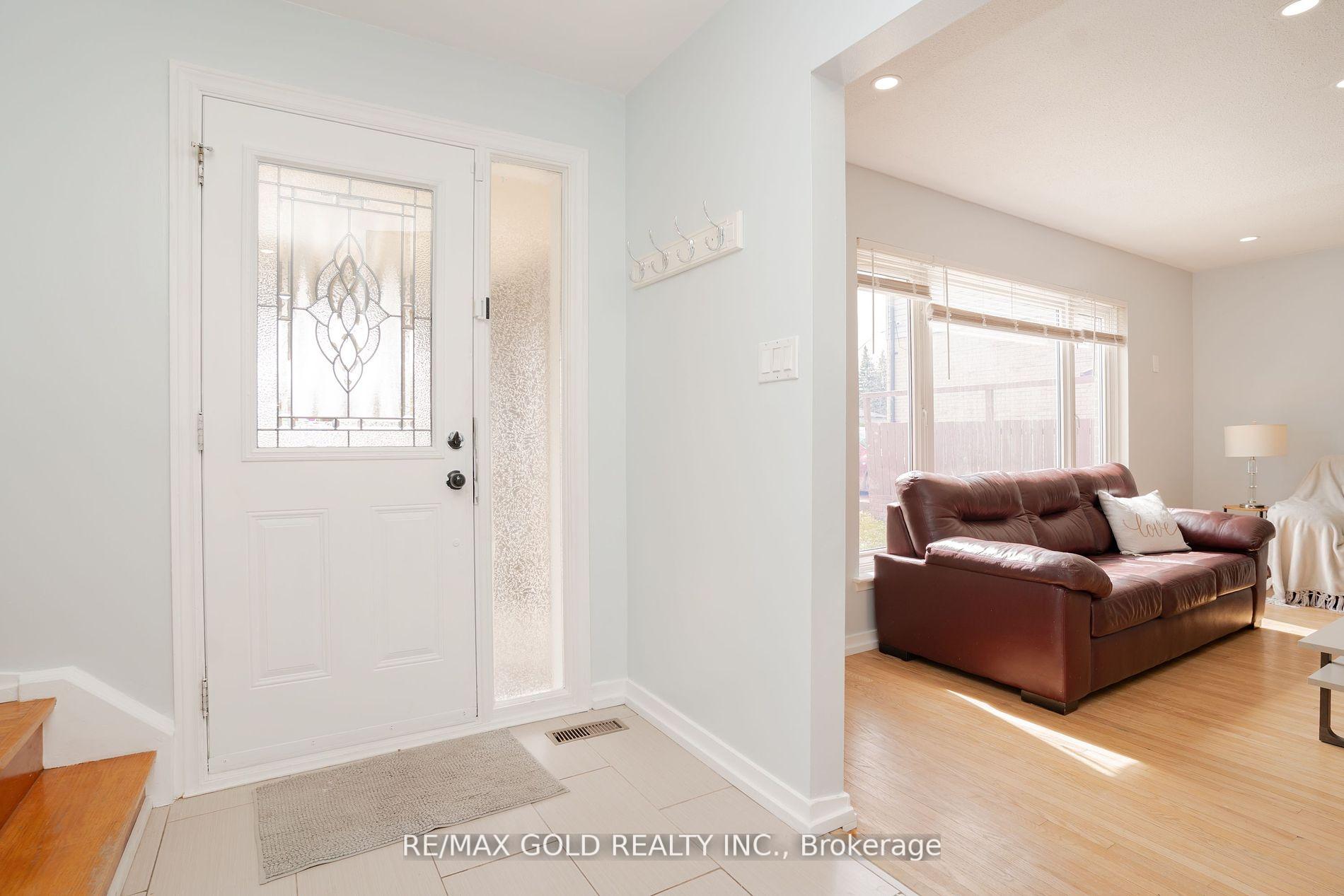 Photo 2 of 30 Dunblaine Crescent, Brampton, Southgate — HOMEH