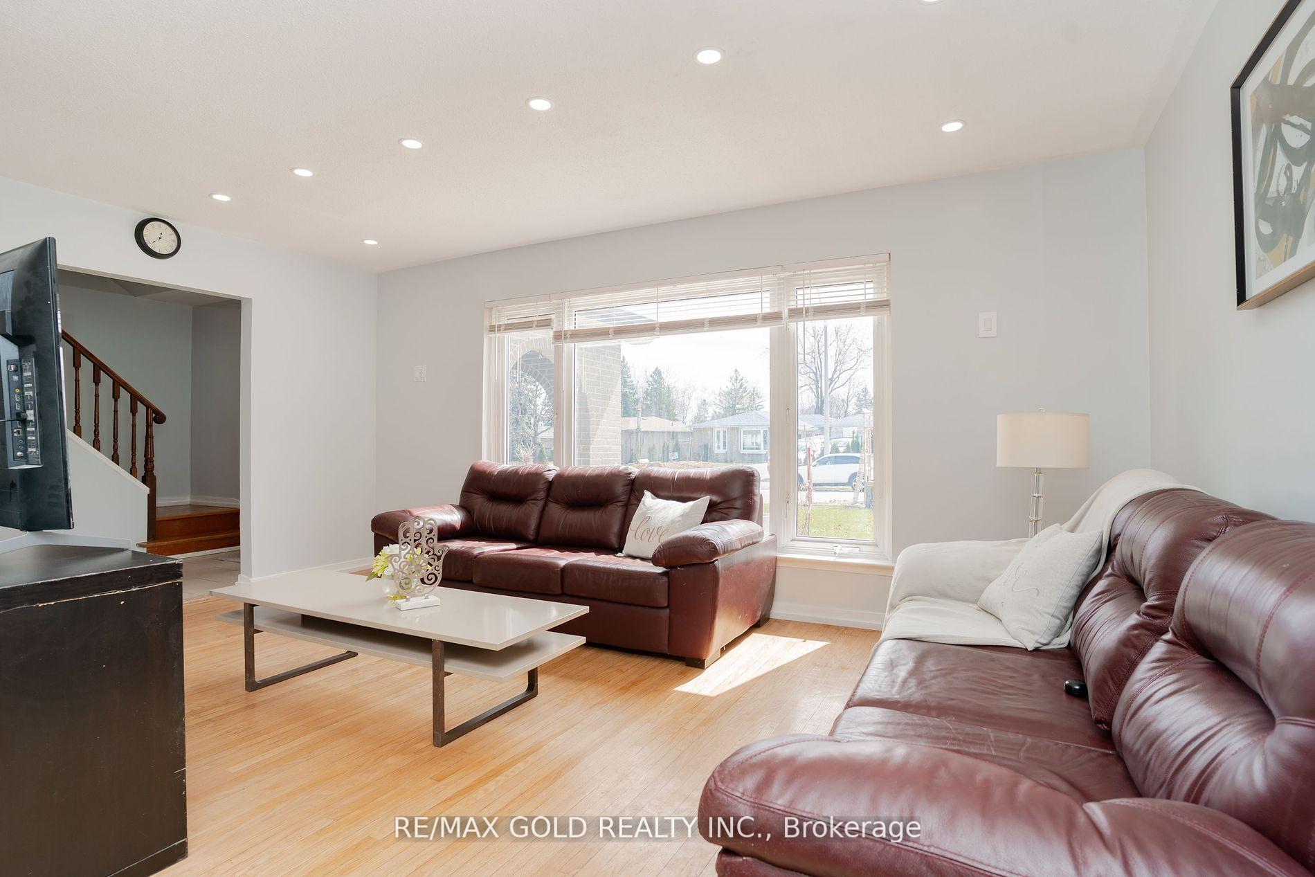 Photo 3 of 30 Dunblaine Crescent, Brampton, Southgate — HOMEH