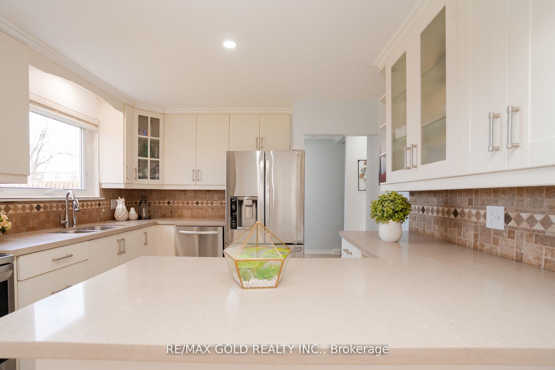 Photo 37 of 30 Dunblaine Crescent, Brampton, Southgate — HOMEH