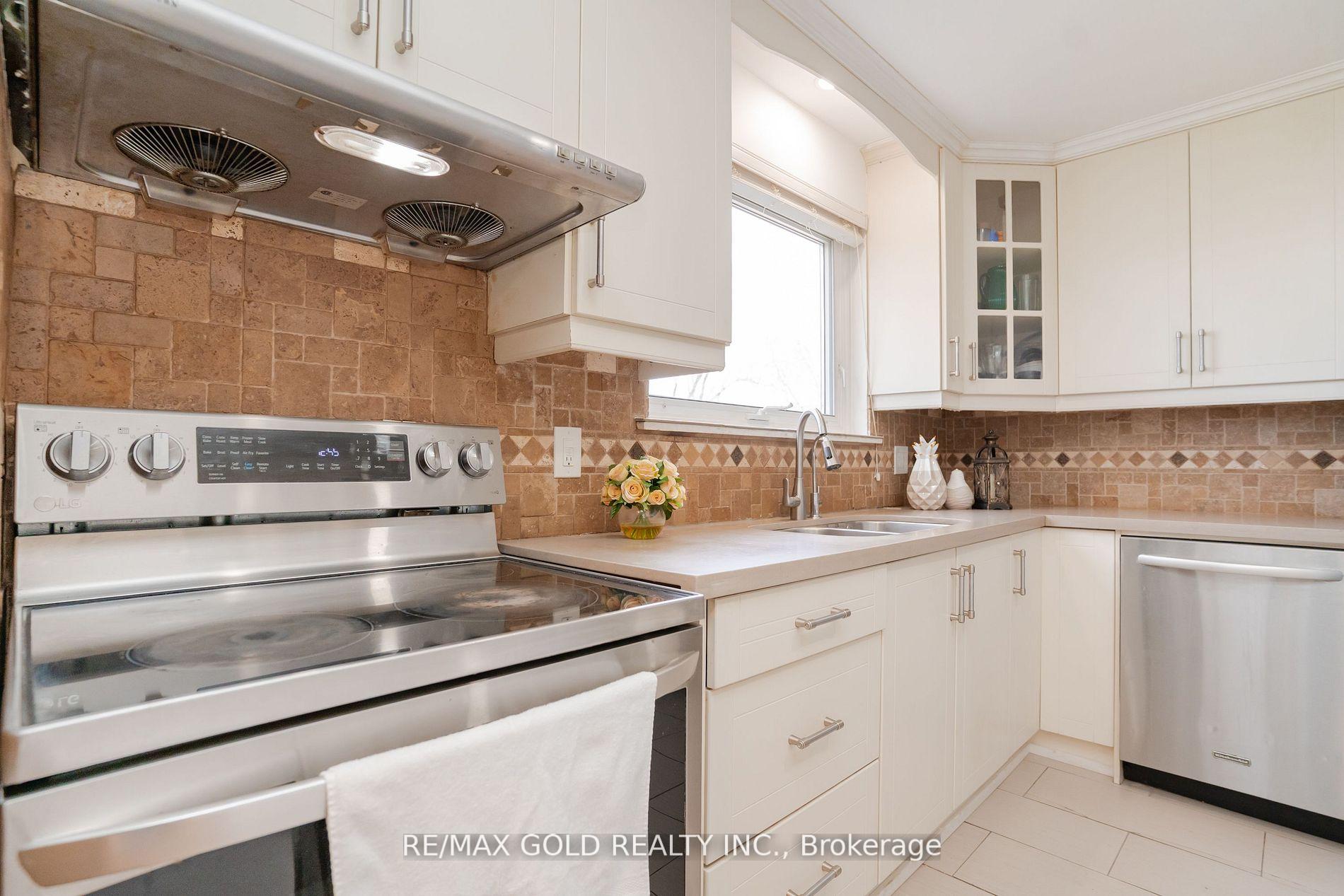 Photo 7 of 30 Dunblaine Crescent, Brampton, Southgate — HOMEH