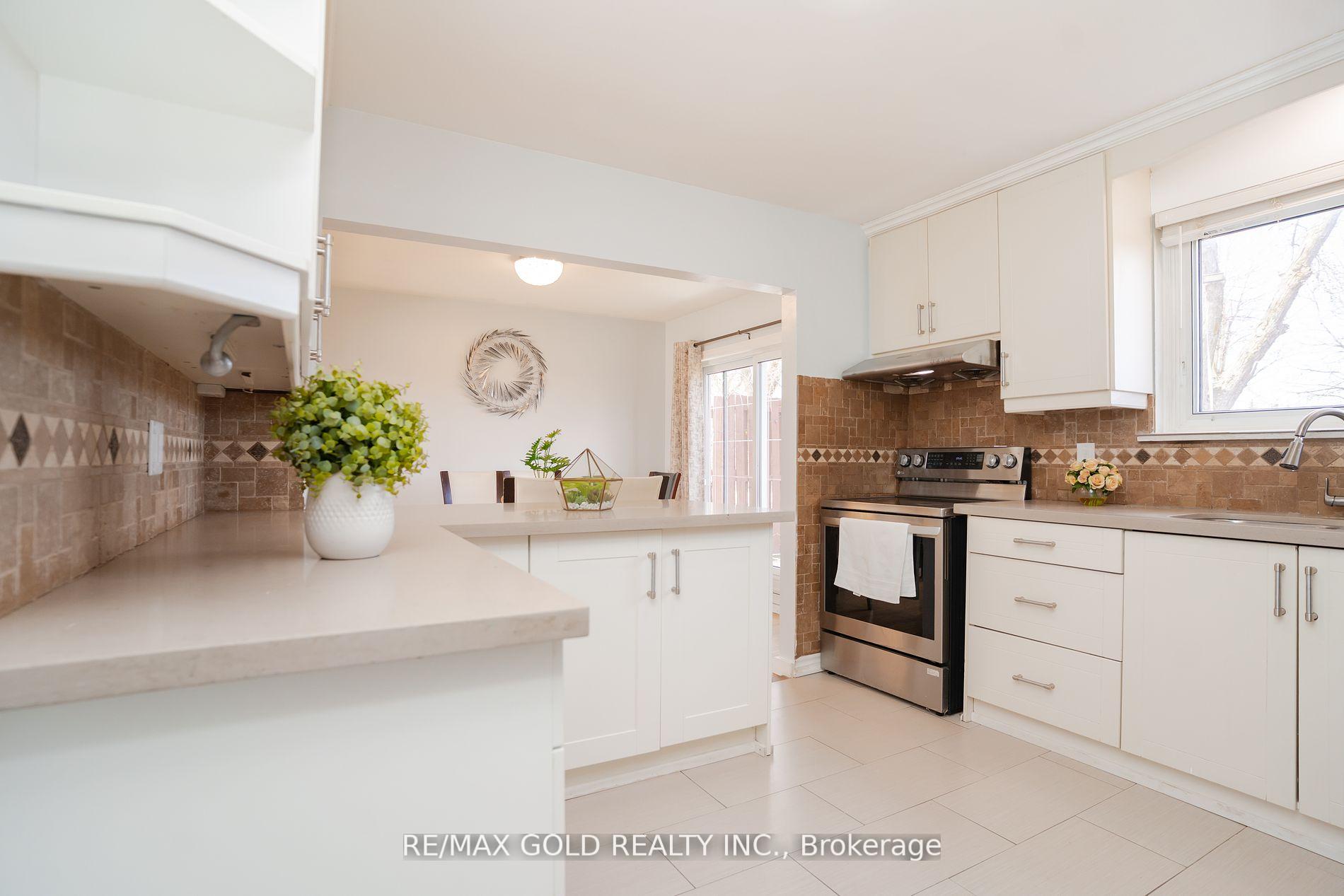 Photo 5 of 30 Dunblaine Crescent, Brampton, Southgate — HOMEH
