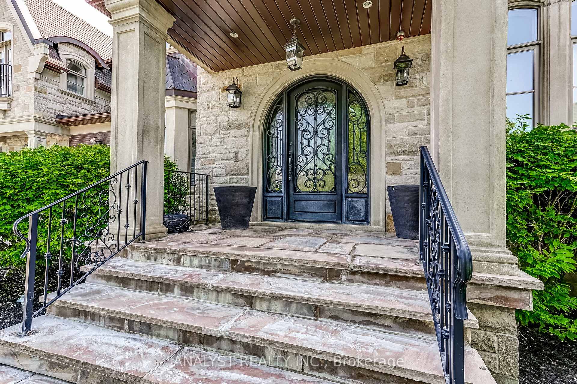 Photo 8 of 115 Hazelridge Court, Vaughan, Kleinburg — HOMEH