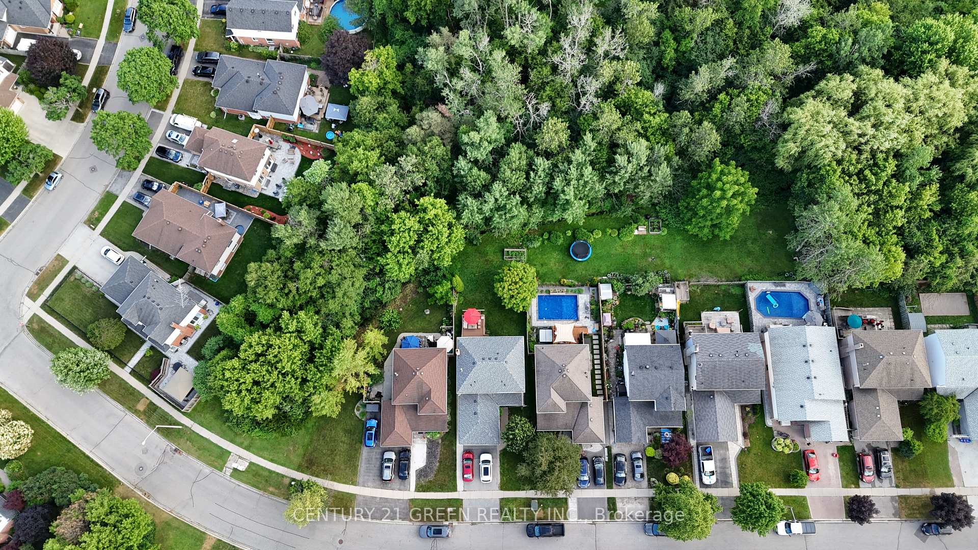 Photo 4 of 13 Alderbrook Drive, Clarington, Courtice — HOMEH