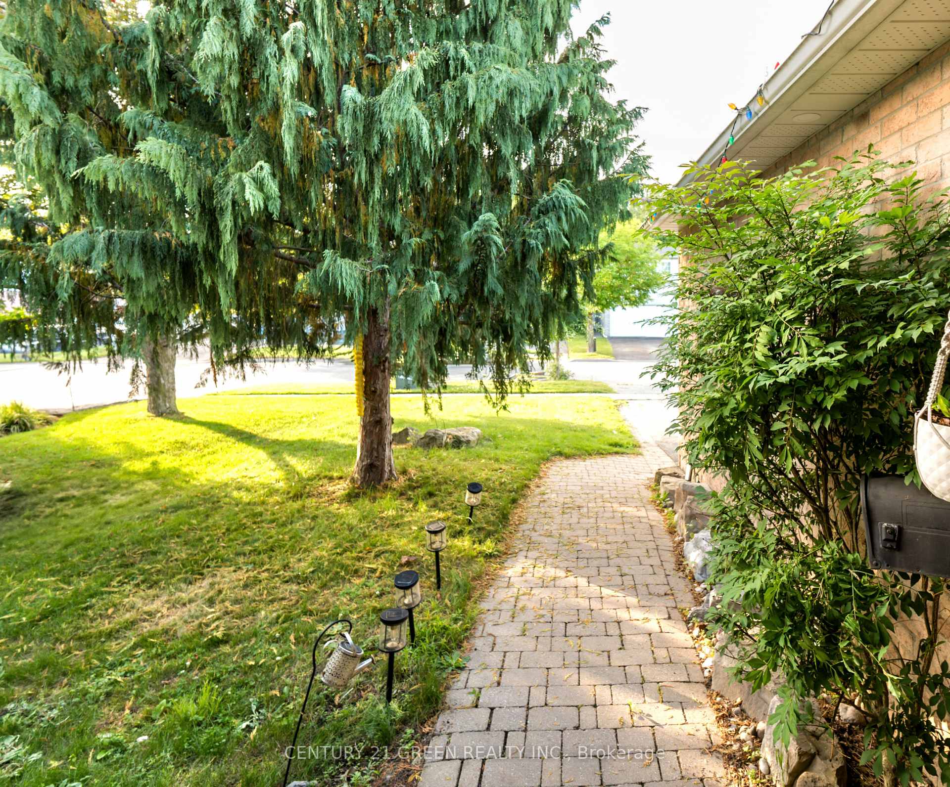 Photo 5 of 13 Alderbrook Drive, Clarington, Courtice — HOMEH