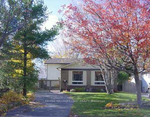 Photo 2 of 35 Kipling Place, Barrie, Letitia Heights — HOMEH