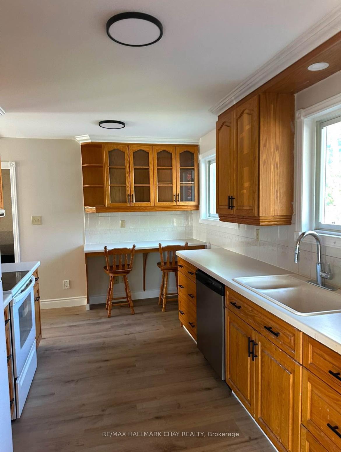 Photo 3 of 35 Kipling Place, Barrie, Letitia Heights — HOMEH