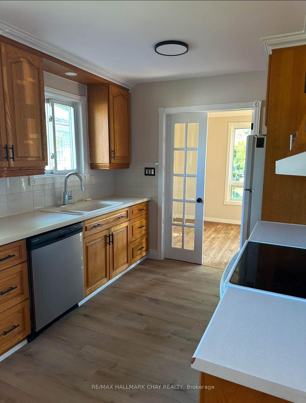 Photo 4 of 35 Kipling Place, Barrie, Letitia Heights — HOMEH