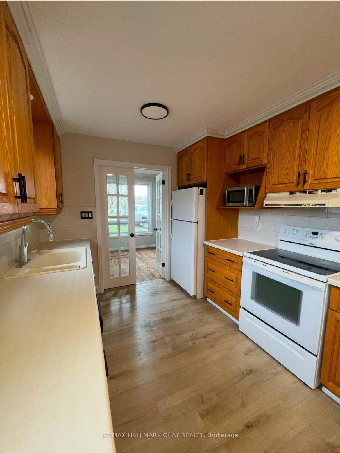 Photo 5 of 35 Kipling Place, Barrie, Letitia Heights — HOMEH