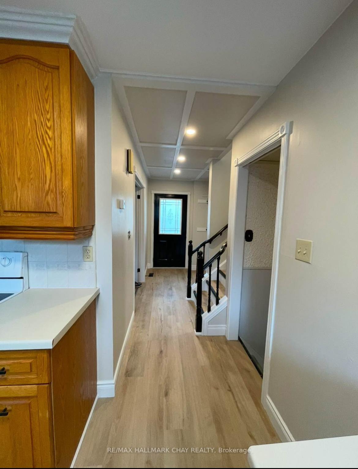 Photo 8 of 35 Kipling Place, Barrie, Letitia Heights — HOMEH
