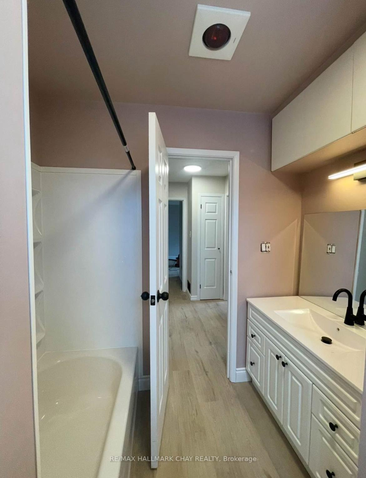 Photo 9 of 35 Kipling Place, Barrie, Letitia Heights — HOMEH
