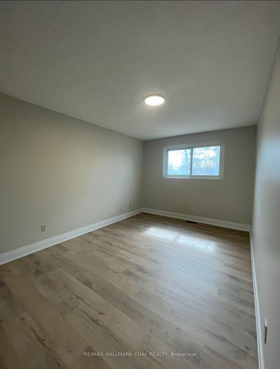 Photo 11 of 35 Kipling Place, Barrie, Letitia Heights — HOMEH