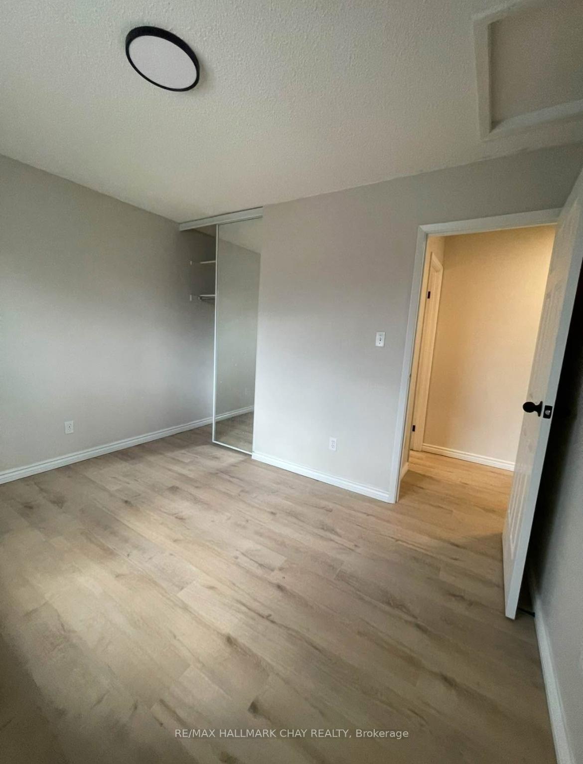Photo 12 of 35 Kipling Place, Barrie, Letitia Heights — HOMEH