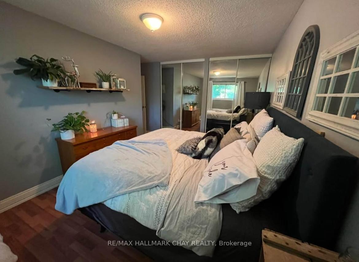Photo 13 of 35 Kipling Place, Barrie, Letitia Heights — HOMEH