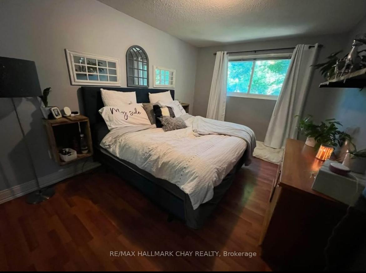 Photo 14 of 35 Kipling Place, Barrie, Letitia Heights — HOMEH