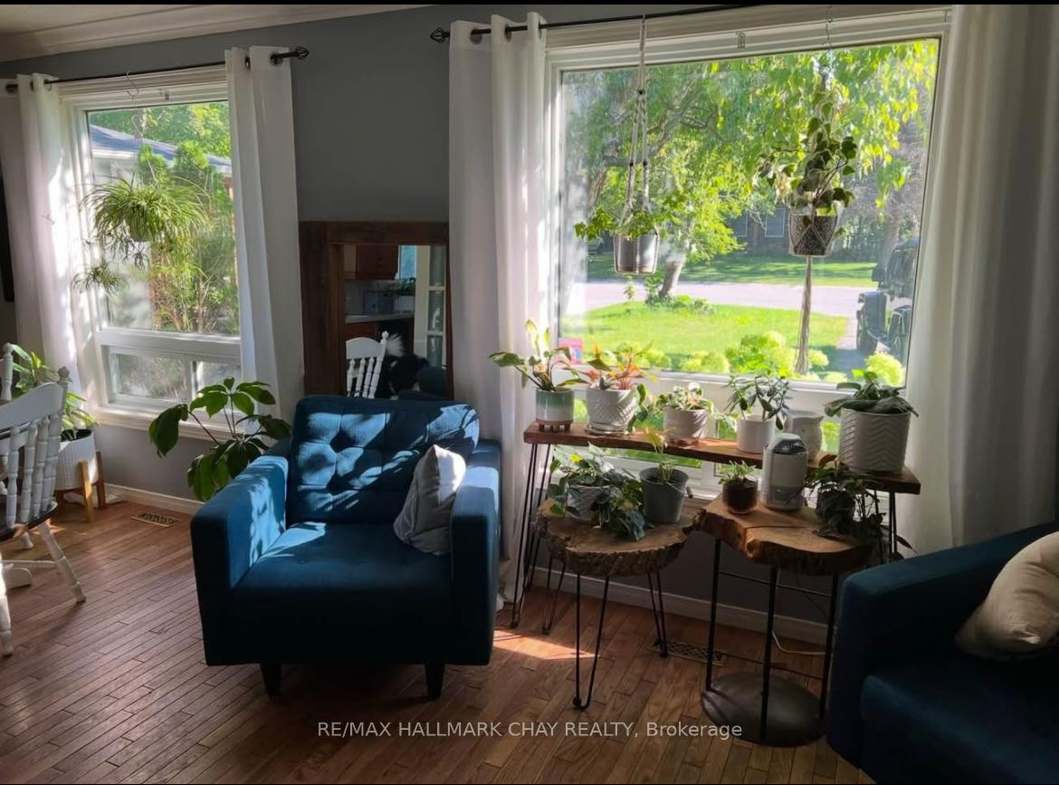 Photo 16 of 35 Kipling Place, Barrie, Letitia Heights — HOMEH