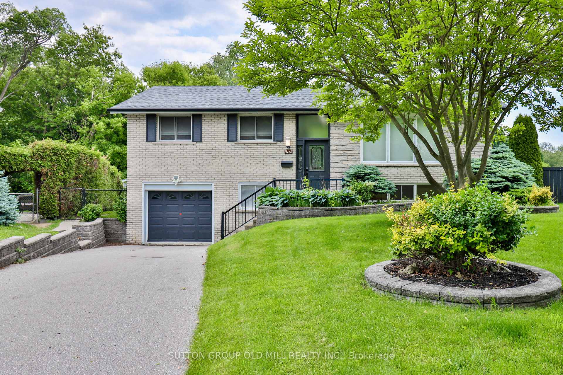 Front of 853 Capri Court