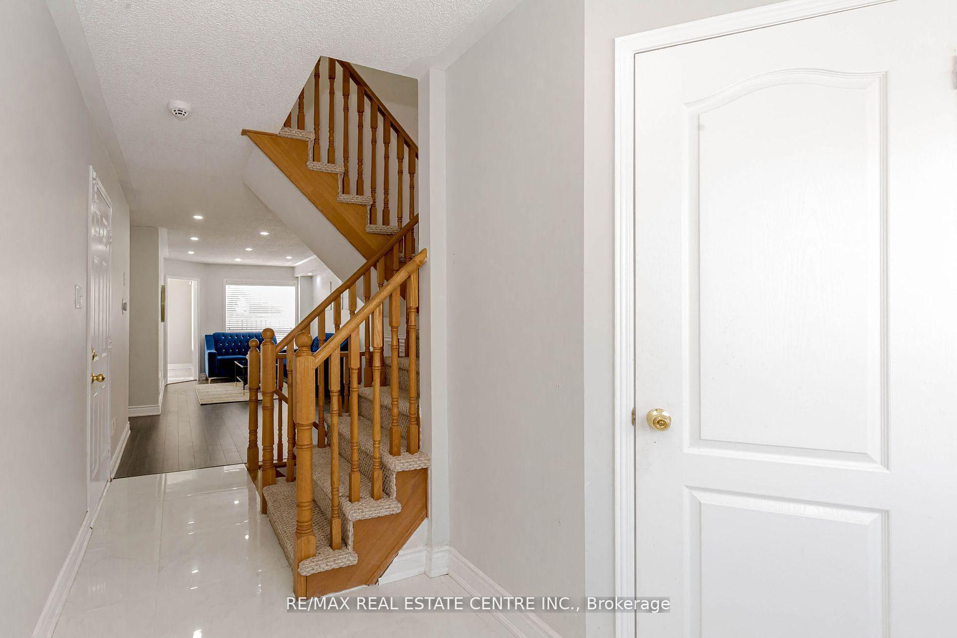 Photo 34 of 12 Tregate Crescent W, Brampton, Fletcher's Meadow — HOMEH