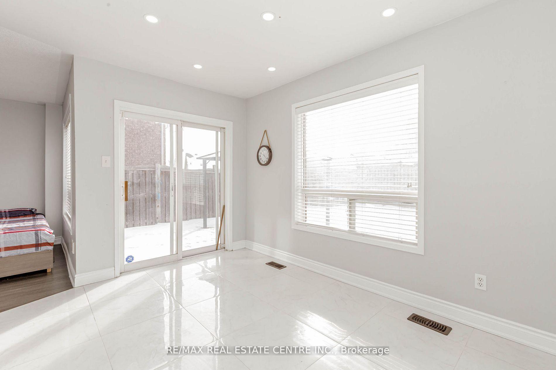 Photo 4 of 12 Tregate Crescent W, Brampton, Fletcher's Meadow — HOMEH