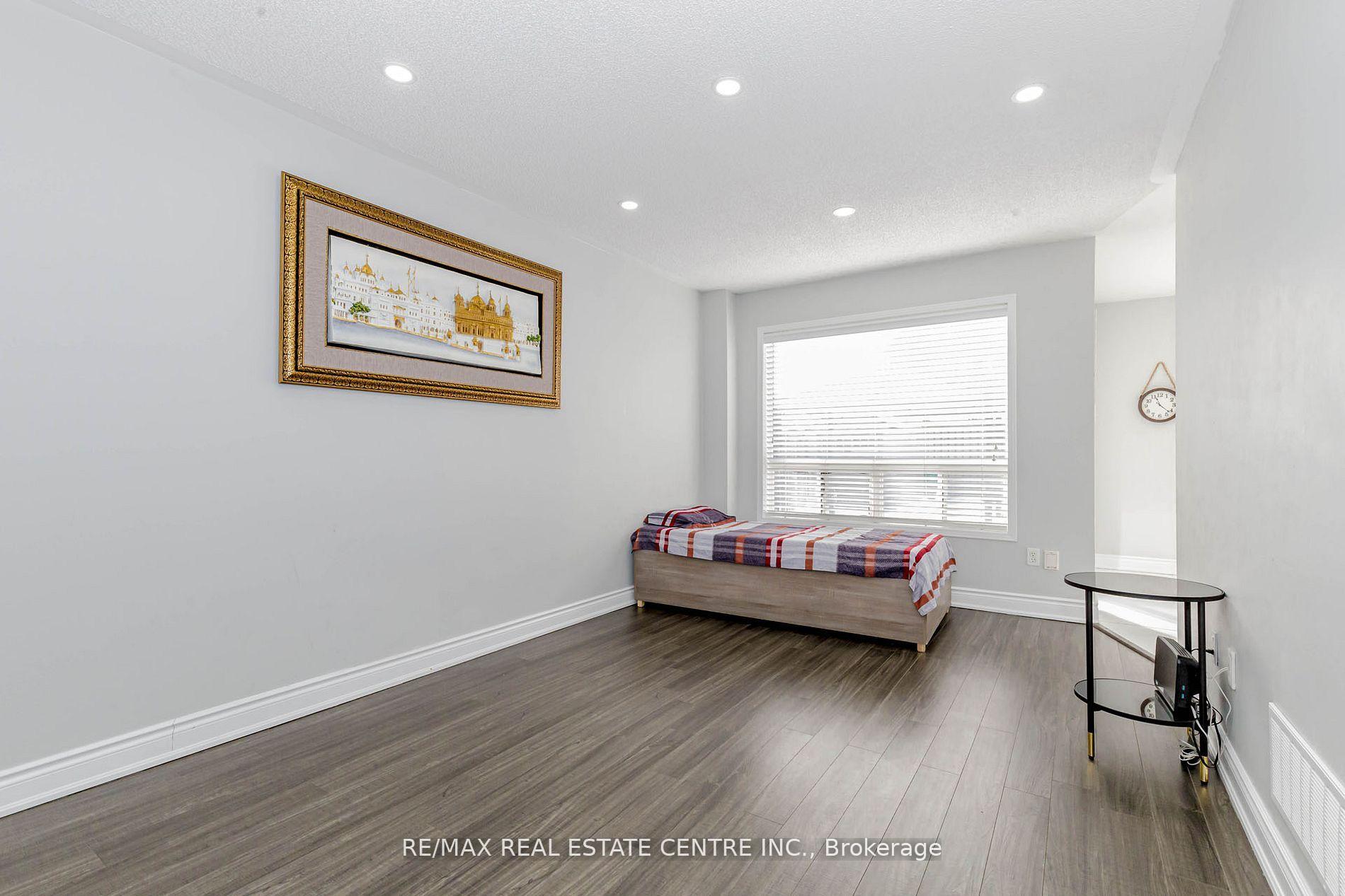 Photo 16 of 12 Tregate Crescent W, Brampton, Fletcher's Meadow — HOMEH