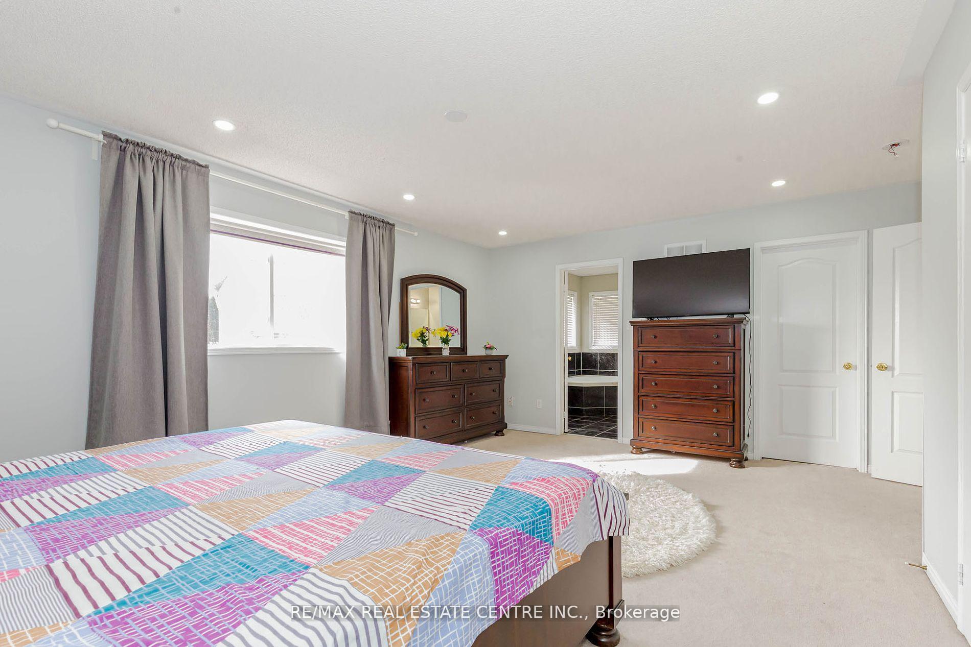 Photo 17 of 12 Tregate Crescent W, Brampton, Fletcher's Meadow — HOMEH