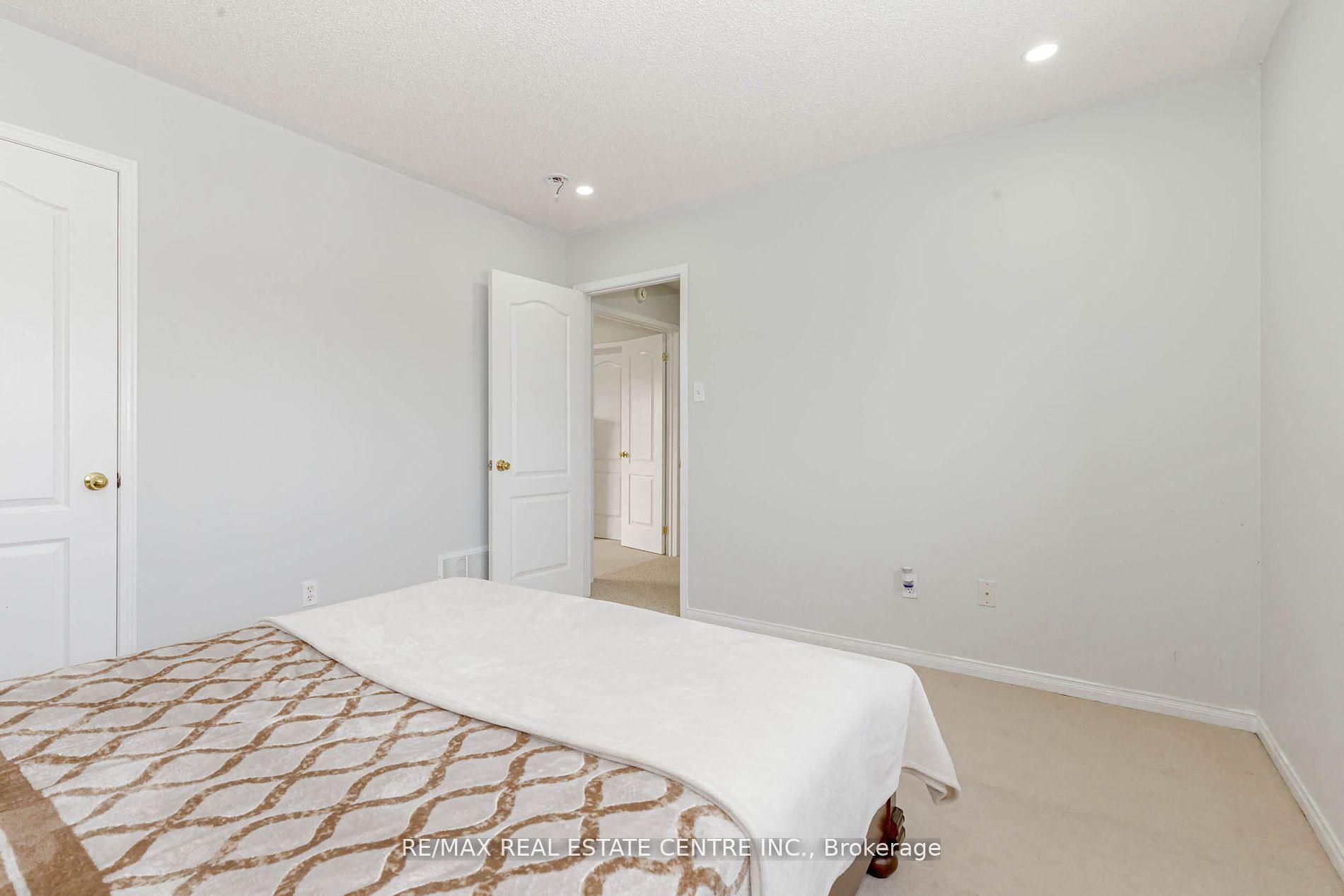 Photo 23 of 12 Tregate Crescent W, Brampton, Fletcher's Meadow — HOMEH