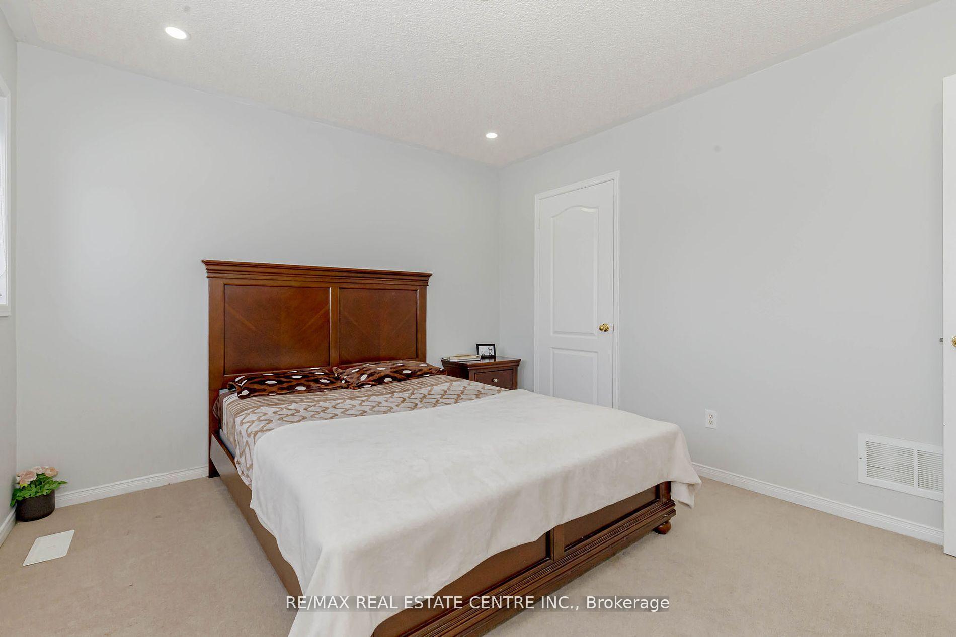 Photo 24 of 12 Tregate Crescent W, Brampton, Fletcher's Meadow — HOMEH